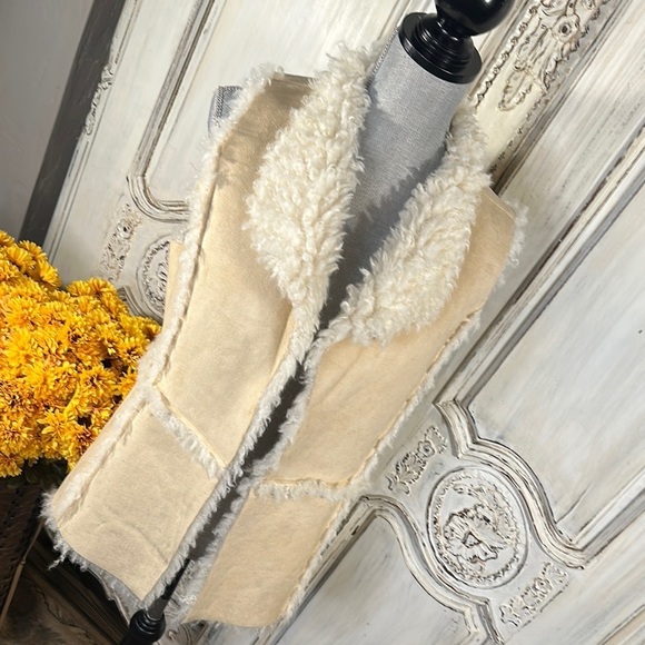 Hollister Cream Faux Fur Vest - Picture 3 of 11